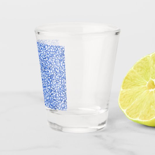 Computergenerierte blaue Blätter Schnapsglas (Rechts)