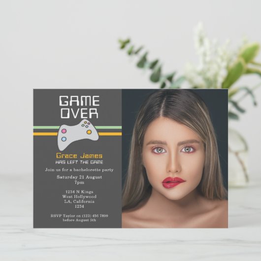 Computervideospiel über Junggeselinnen-Abschied Einladung (Stehend Vorderseite)