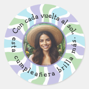 Con cada vuelta al sol esta cumpleañera brilla más runder aufkleber