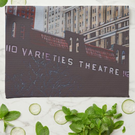 Con Edison's Brief Begegnung mit St. Marks Geschirrtuch (Gefaltet)