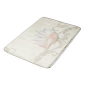 Conch Muschel w Coral Blush Scroll Geblüht auf Hol Badematte (Schrägansicht)