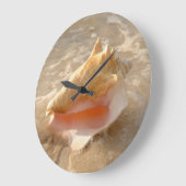 Conch Shell In Sand On Tropical Beach Große Wanduhr (Winkel)