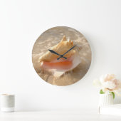 Conch Shell In Sand On Tropical Beach Große Wanduhr (Zuhause)