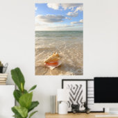 Conch Shell In Sand On Tropical Beach Poster (Heimbüro)