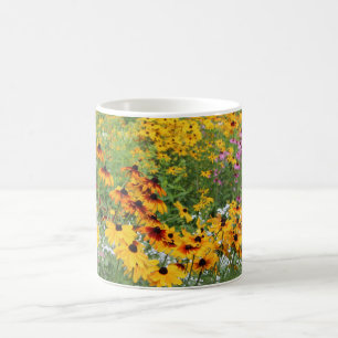 Coneflowers entlang einer Bahn Kaffeetasse