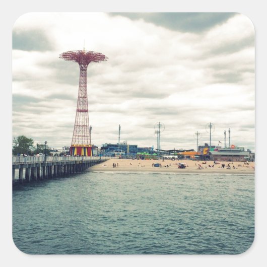 Coney Island Beach Panorama Quadratischer Aufkleber (Vorderseite)