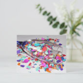 Confetti & Champagne Flute Neues Jahr Feiertagspostkarte (Stehend Vorderseite)