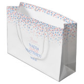 Confetti dots Rosa blaue Hochzeitsgeschenktasche Große Geschenktüte (Rückseite Schrägansicht)