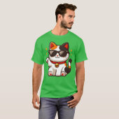 Confident Cat Sporting Sunglasses and Waving Hello T-Shirt (Vorne ganz)