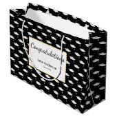 Congratulations Grad Name Black White Graduate Cap Große Geschenktüte (Rückseite Schrägansicht)