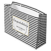 Congratulations Grad's Name Black & White Stripes Große Geschenktüte (Rückseite Schrägansicht)