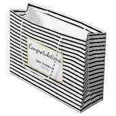 Congratulations Grad's Name Black & White Stripes Große Geschenktüte (Vorderseite Schrägansicht)