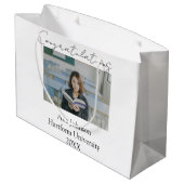 Congratulations photo graduate name university yea große geschenktüte (Rückseite Schrägansicht)