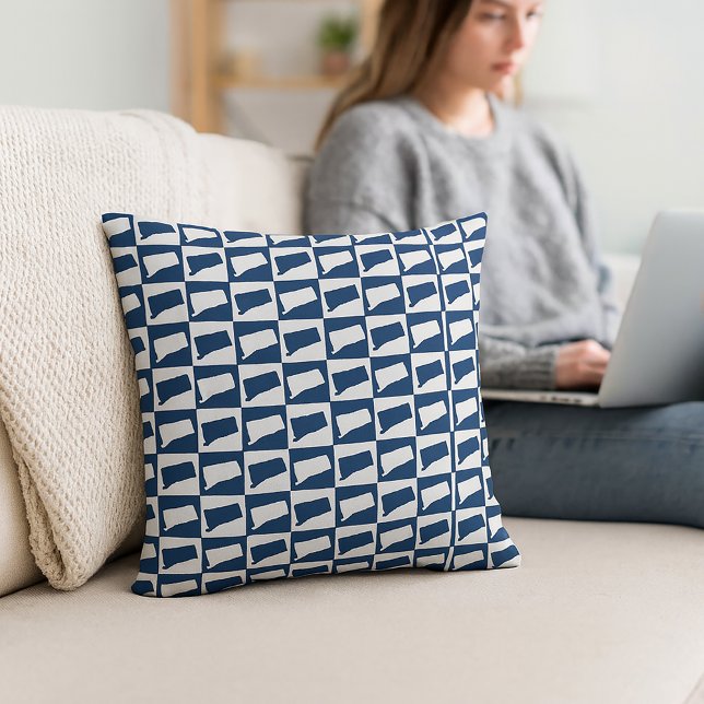 Connecticut Outline Pattern Blue and White Kissen (A throw pillow with a blue and white checkerboard pattern featuring the US state of Connecticut.)