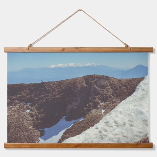 Conquering the Summit Wandteppich Mit Holzrahmen (Vorderseite)