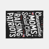 Conservative Moms Social Club Raising Patriots  Fleecedecke (Vorderseite (Horizontal))