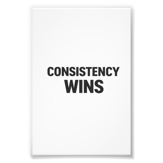 Consistency Wins – Minimal Motivation Poster (Vorne)