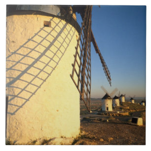 Consuegra, La Mancha, Spanien, Windmühlen und Fliese