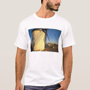Consuegra, La Mancha, Spanien, Windmühlen und T-Shirt