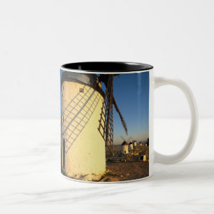 Consuegra, La Mancha, Spanien, Windmühlen und Zweifarbige Tasse