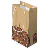 Contemporary Brown Peach Mandala Kleine Geschenktüte (Rückseite Schrägansicht)