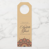 Contemporary Brown Peach Mandala Wedding Flaschenanhänger (Vorderseite)