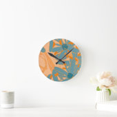 Contemporary Leaf Design in Peach bdge Runde Wanduhr (Zuhause)
