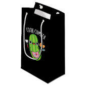 Cook-Gurke Funny Cucumber Pun Dark BG Kleine Geschenktüte (Vorderseite Schrägansicht)