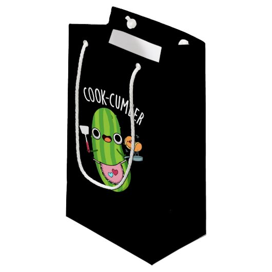 Cook-Gurke Funny Cucumber Pun Dark BG Kleine Geschenktüte (Vorderseite Schrägansicht)
