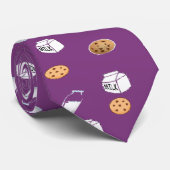Cookies und Milch auf lila Krawatte (Gerollt)