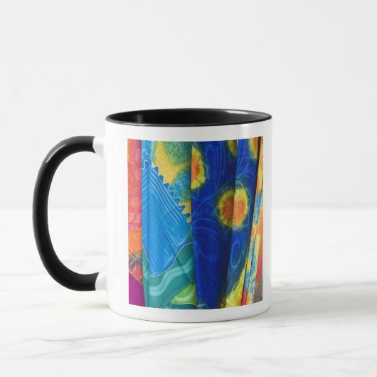 Cookinseln, Rarotonga. Batikstoff Punanga Nui Tasse (Links)
