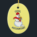 Cool Accountant Snowman Keramik Ornament<br><div class="desc">Cooler Buchhaltungstext mit einem Snowman,  der einen Rechner und ein Steuererstattungsblatt zu seinen Füßen hat,  ist ein lustiges Geschenkdesign für zertifizierte Buchhalter und Buchhalterstudenten.</div>