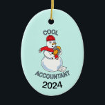 Cool Accountant Snowman Keramik Ornament<br><div class="desc">Cooler Buchhaltungstext mit einem Snowman,  der einen Rechner und ein Steuererstattungsblatt zu seinen Füßen hat,  ist ein lustiges Geschenkdesign für zertifizierte Buchhalter und Buchhalterstudenten. Das Datum kann geändert werden.</div>