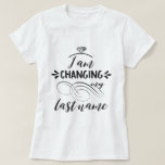 Cool ändere ich meinen Nachnamen Typografie T-Shirt<br><div class="desc">Elegantes Design für eine zukünftige Braut! Verwenden Sie das Anpassungsprogramm,  um einen Namen/Initialen hinzuzufügen. Sehen Sie auch,  meine Newlyweds Geschenksammlung!</div>