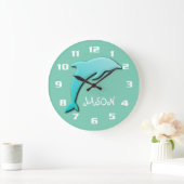 Cool Aqua Blue Dolphin Monogram Große Wanduhr (Zuhause)