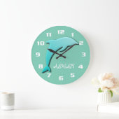 Cool Aqua Blue Dolphin Monogram Große Wanduhr (Zuhause)