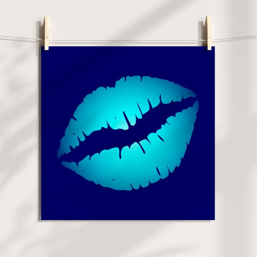 Cool Aqua Kiss auf Dunkelblau Poster
