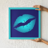 Cool Aqua Kiss auf Dunkelblau Poster