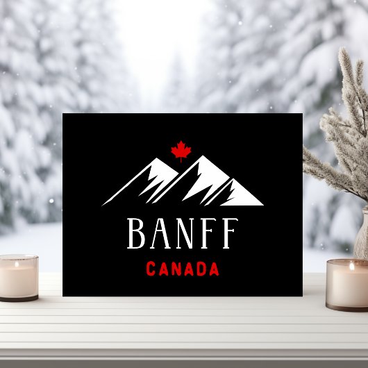 Cool Banff Canada Mountains Maple Leaf Dunkle Farb Postkarte