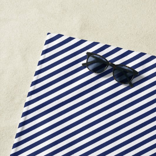 Cool-blau-weiße Diagonal gestreift Strandtuch (Beispiel)