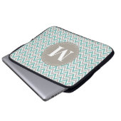 Cool-blaugraues Zickzack Muster Monogramm Laptopschutzhülle (Vorne Knopf)