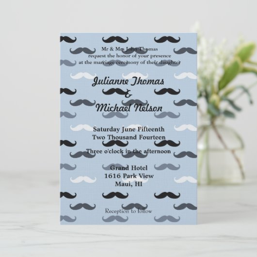Cool Blue Mustaches Wedding Einladung (Stehend Vorderseite)