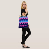 Cool-Blue-Pink-Zickzack-Monogramm-Totbeutel Tasche (Am Model)