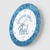 Cool Blue Tile Swimming Pool Family Name cUSTOM Große Wanduhr (Winkel)