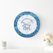 Cool Blue Tile Swimming Pool Family Name cUSTOM Große Wanduhr (Zuhause)
