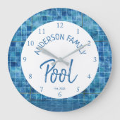 Cool Blue Tile Swimming Pool Family Name cUSTOM Große Wanduhr (Vorderseite)