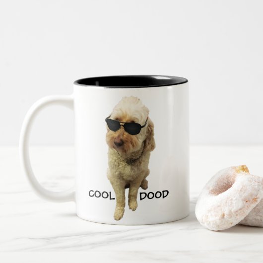Cool Dood, Goldendoodle mit Sonnenbrille auf Zweifarbige Tasse (Mit Donut)