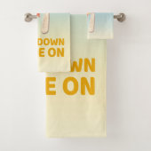 Cool Down Mode On: Iron T & Bunny Girl Popsicles Badhandtuch Set (Insitu)