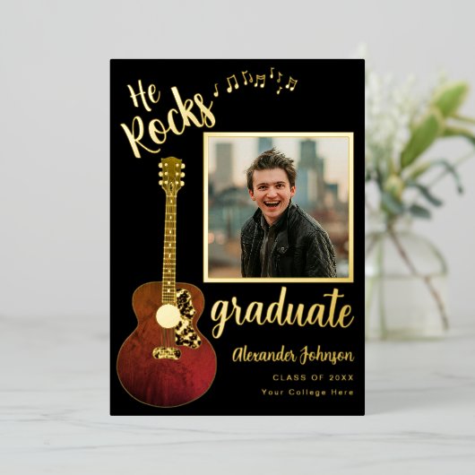 Cool Er Rocks Graduate Foto Modernes Schwarz und G Folieneinladung (Stehend vorne)