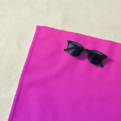 Cool Geometrisches Monogramm | Magenta Lila Violet Strandtuch (Beispiel)